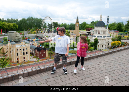 Enfants à Miniland, Legoland, Windsor, Royaume-Uni Banque D'Images