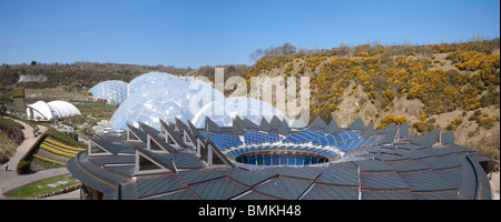 Vue sur les biomes à l'Eden Project Cornwall Banque D'Images