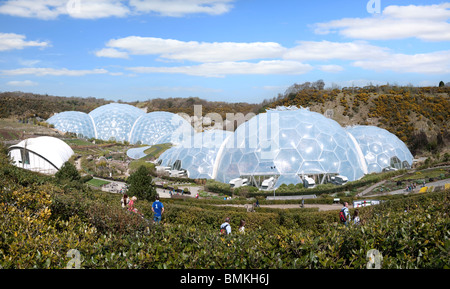 Vue sur les biomes à l'Eden Project Cornwall Banque D'Images