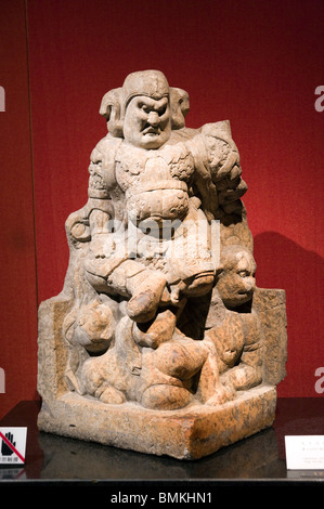 Bouddhiste chinois sculpture de pierre Lokapala, dynastie des Tang 618-907 après J.-C. dans le musée de Shanghai, Shanghai, Chine Banque D'Images