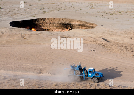 La conduite hors route sur route de campagne poussiéreuse, Darvaza cratère de gaz, au Turkménistan Banque D'Images