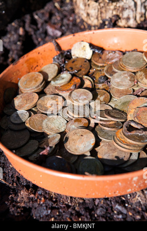 Un pot de sale et Rusty English coins, principalement deux pence et un morceaux Banque D'Images