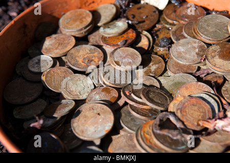 Un pot de sale et Rusty English coins, principalement deux pence et un morceaux Banque D'Images