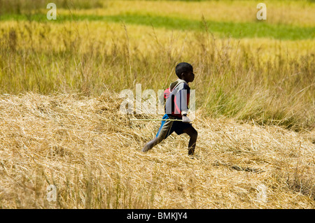 Madagascar, l'Isalo. Boy running in Parc National d'Isalo Banque D'Images