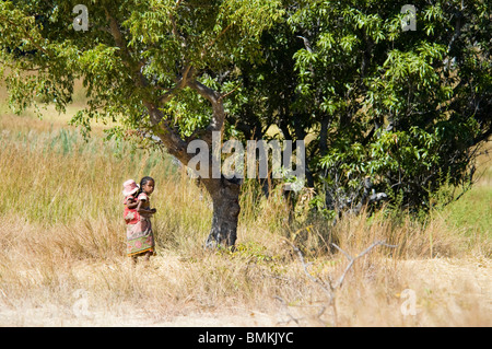 Madagascar, l'Isalo. Les enfants dans le Parc National d'Isalo Banque D'Images