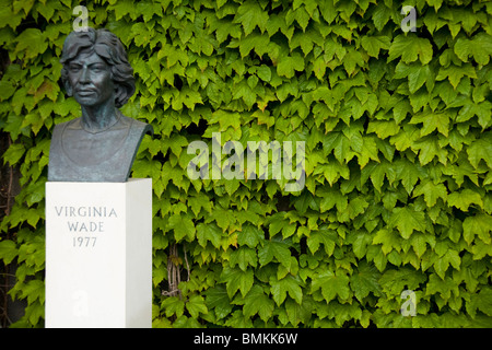 Statue de l'ancien British womens ladies'' / Virginia Wade, champion et réducteur. Terrain de championnat de tennis de Wimbledon. Londres. UK Banque D'Images