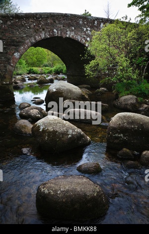 Pont sur la rivière Dart est à Dartmeet, Dartmoor National Park, Devon, Angleterre Banque D'Images