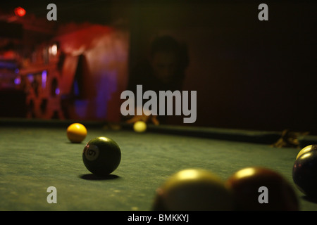 Un joueur de billard dans un bar à Siem Reap, Cambodge Banque D'Images