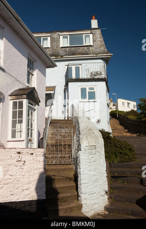 Royaume-uni, Angleterre, Devon, Brixham Harbour, propriétés de couleur attrayant au-dessus du port Banque D'Images