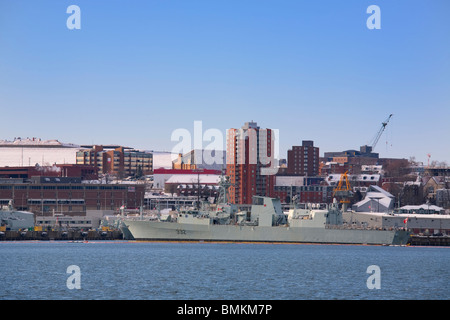 L'arsenal fait partie de la Base des Forces canadiennes Halifax et il est de la côte Est du Canada base navale et port d'attache de la flotte de l'Atlantique. Banque D'Images