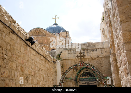 Neuvième Station de la croix sur la Via Dolorosa dans Jérusalem, vue du Saint Sépulcre (Catholikan Dome) derrière - Israël Banque D'Images