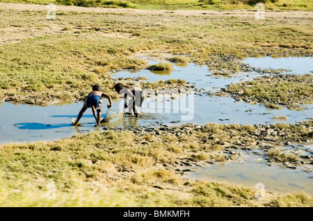 Madagascar, Toliara. Les enfants de la pêche près de la réunion Banque D'Images