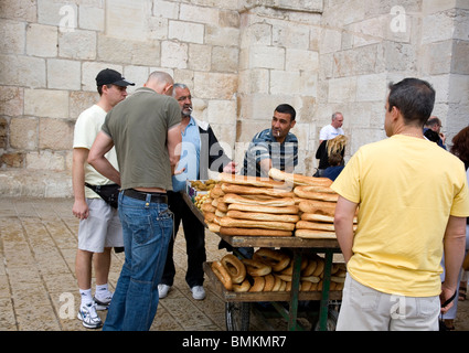 Vendeurs de pains à l'extérieur de la porte de Jaffa à l'ancienne ville fortifiée de Jérusalem Banque D'Images