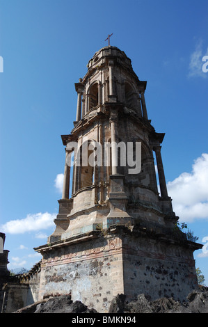 Ruines de San Juan Parangaricutiro enseveli par la lave du volcan Paricutin à Michoacan, au Mexique. Banque D'Images