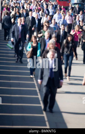 Les navetteurs sur le pont de Londres durant les heures de pointe Banque D'Images