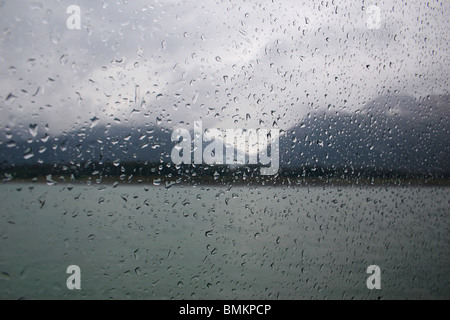 Les gouttes de pluie sur les vitres du navire ; Skagway en Alaska ; U.S.A. ; Etats-Unis d'Amérique Banque D'Images