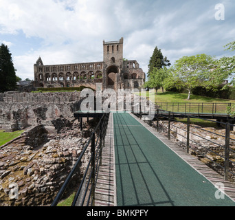 Abbaye de Jedburgh Ecosse - accès universel via une rampe pathway érigée au-dessus de la fondations des ruines Banque D'Images