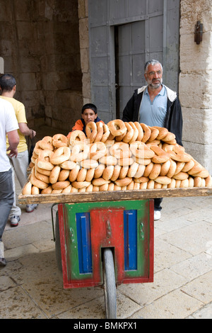 Panier de pain garçon poussant à l'extérieur de la porte de Jaffa à Jérusalem Banque D'Images