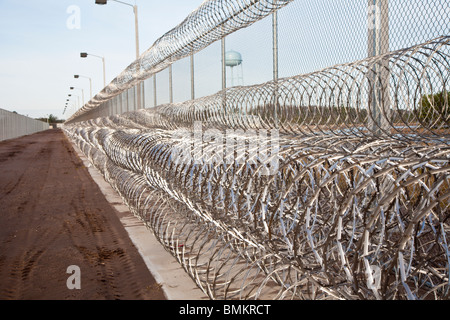 Rouleaux de barbelés à spirales en acier inoxydable garder prisonniers loin de grillage à l'établissement correctionnel en Floride Banque D'Images