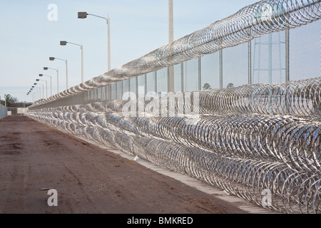 Rouleaux de barbelés à spirales en acier inoxydable garder prisonniers loin de grillage à l'établissement correctionnel en Floride Banque D'Images