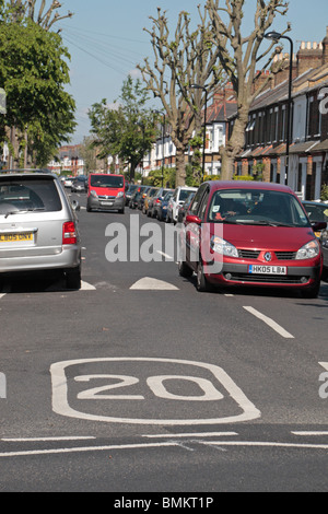 Un réseau express régional Road à Londres marqué d'une limite de vitesse de 20 mi/h, au Royaume-Uni. Banque D'Images