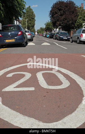 Un réseau express régional Road à Londres marqué d'une limite de vitesse de 20 mi/h, au Royaume-Uni. Banque D'Images