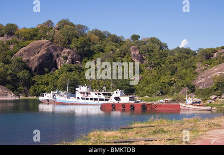 L'Afrique ; Malawi ; le lac Malawi ; bateaux à quai à Monkey Bay Banque D'Images