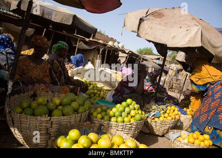 Mali, Bamako. Les femmes vendant des légumes Banque D'Images