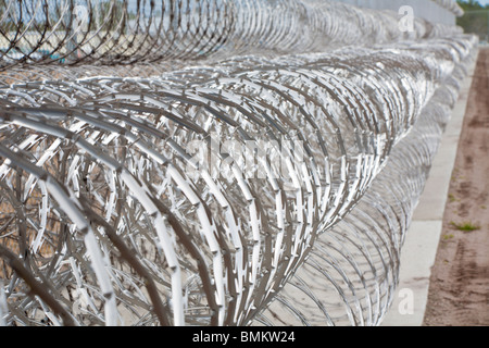 Rouleaux de barbelés à spirales en acier inoxydable garder prisonniers loin de grillage à l'établissement correctionnel en Floride Banque D'Images