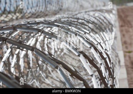 Rouleaux de barbelés à spirales en acier inoxydable garder prisonniers loin de grillage à l'établissement correctionnel en Floride Banque D'Images