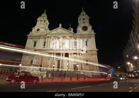 La Cathédrale St Paul la nuit, montrant l'entrée ouest de St Paul's Church Yard, avec le flou des feux de circulation, London, UK Banque D'Images