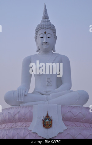 Statue du Bouddha blanc assis sur fleur de lotus. L'emplacement est à côté du barrage en Cholasith passa Wang Muang, Saraburi province. Banque D'Images