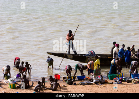 Mali, Mopti. Faire la lessive sur les rives du fleuve Niger Banque D'Images