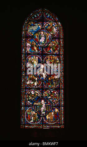 La Cathédrale de Bourges de St Etienne. Vitrail de l'Apocalypse montrant choeur gothique français, fin du 13e siècle Banque D'Images