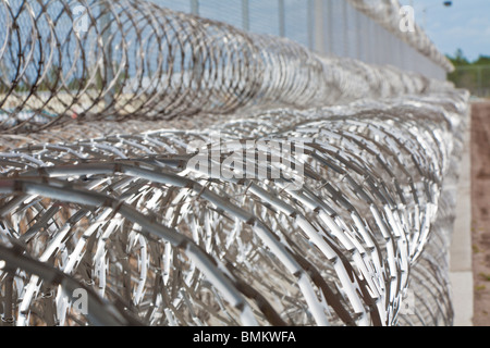 Rouleaux de barbelés à spirales en acier inoxydable garder prisonniers loin de grillage à l'établissement correctionnel en Floride Banque D'Images