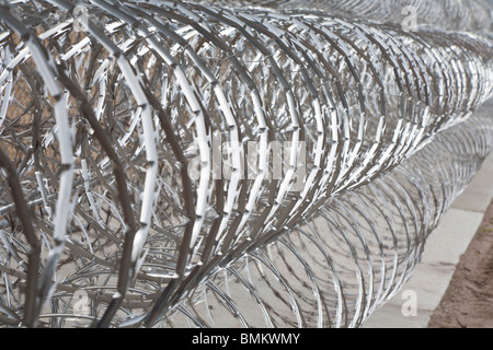 Rouleaux de barbelés à spirales en acier inoxydable garder prisonniers loin de grillage à l'établissement correctionnel en Floride Banque D'Images