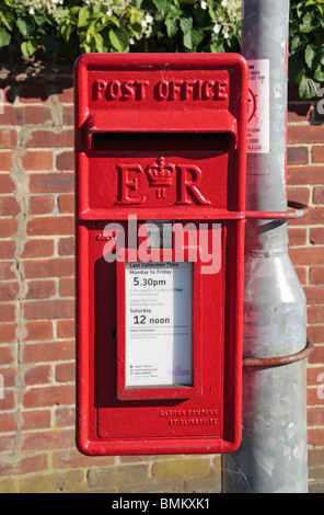 Un brillant rouge Royal Mail post box (Elizabeth Regina datée) à Hounslow, Middx, UK. Banque D'Images