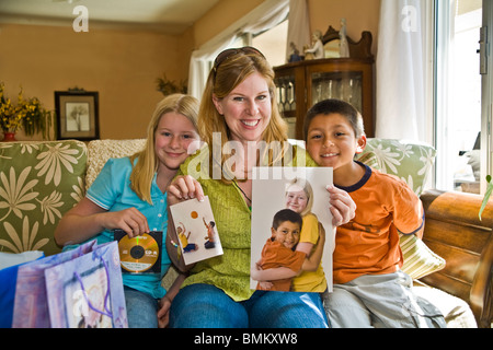 La diversité raciale inter ethnique multi raciales diversifiées multi culturel multiculturel le jour interracialMother,fille hispanique du Mexique a adopté son fils. M. © Banque D'Images