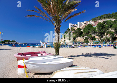 Vue sur la plage, port de Sant Miquel, Ibiza, Baléares, Espagne Banque D'Images