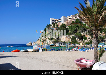 Vue sur la plage, port de Sant Miquel, Ibiza, Baléares, Espagne Banque D'Images