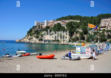 Vue sur la plage, port de Sant Miquel, Ibiza, Baléares, Espagne Banque D'Images