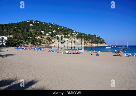 Vue sur la plage, Cala de Sant Vicent, Ibiza, Baléares, Espagne Banque D'Images