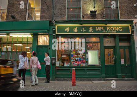 Chinatown Londres, Royaume-Uni, petit groupe de Chinois sur le trottoir, à l'extérieur, fenêtre avant du magasin de médecine chinoise, 'Mr. Kong' Banque D'Images