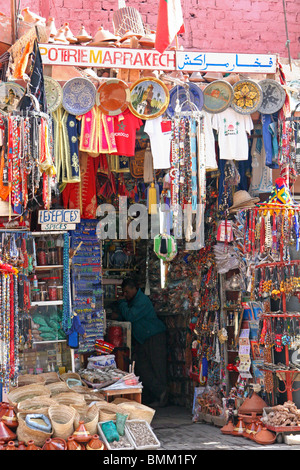 L'Afrique du Nord, Afrique, Maroc, Marrakech. Une boutique de souvenirs de l'artisanat marocain traditionnel et d'éléments. Banque D'Images