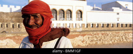 L'Afrique, Maroc, Abdul Kabir se tient le long de vieux murs de medina dans ville côtière d'Essaouira au coucher du soleil Banque D'Images