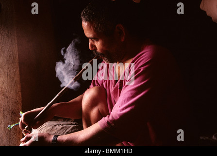 L'Afrique, Maroc, Mohammed Nejeha fume de la marijuana au cours de pipe de kif pause étirements à cuir tannerie dans Fez Banque D'Images