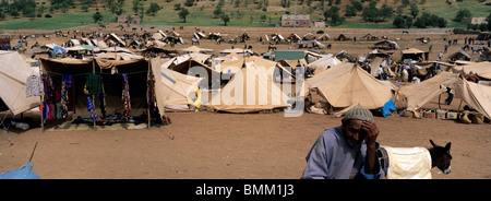 L'Afrique, le Maroc, pays berbère marché en montagnes de l'Atlas près de village de Ait Pagella Banque D'Images