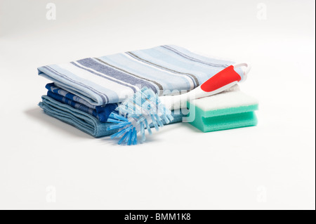 Une brosse de lavage tampon à récurer, et trois chiffon plié Banque D'Images