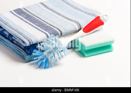 Une brosse de lavage tampon à récurer, et trois chiffon plié Banque D'Images