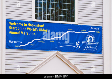 Bannière de cours sur la ligne de départ du Marathon de Boston (plus ancienne) annuel, Hopkinton, Massachusetts Banque D'Images